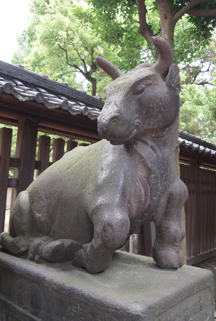 （写真：石工の名前は“角次郎”さん。どこまでも牛に縁のある神社です）