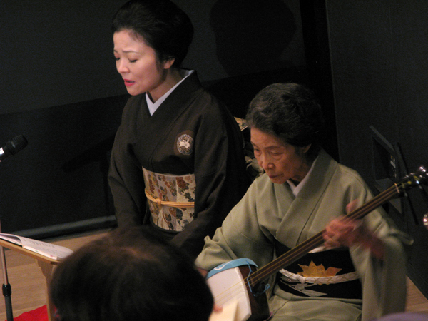 三味線を舞台で演奏する都内最高年齢90歳の芸者さん、ゆう子姐さん（右）　2013年10月5日浅草文化観光センターにて