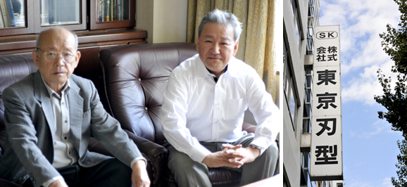 写真左：左から「東京刃型」初代社長であり現在会長の関根和夫さん・二代目関根正臣さん 写真右：浅草　吉野通りの看板