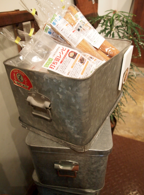 （写真：ヒガシ東京の職人さんから譲っていただいたトタンの箱は50年物！）