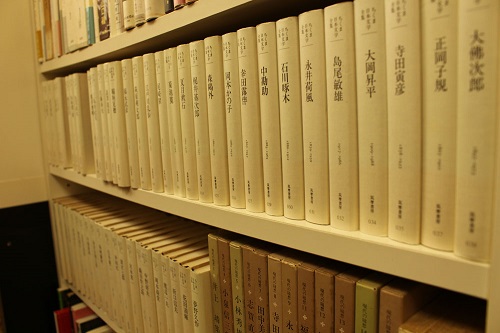 文学のコーナーに整然と並ぶちくま日本文学全集。全部ほしい！