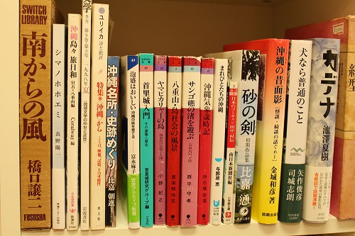 沖縄関連の書籍が豊富に揃うレジ前の棚