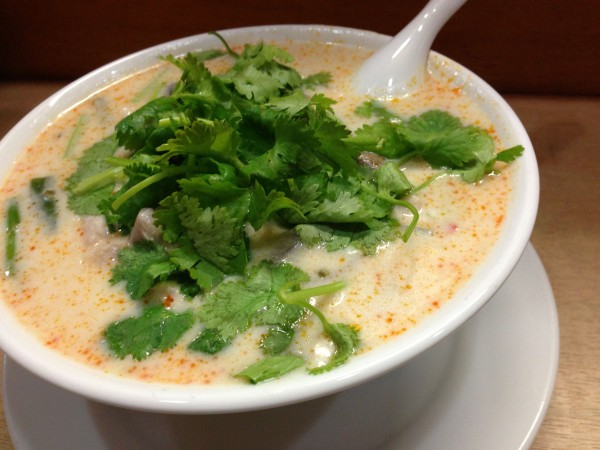 (写真:トムカーガイ/鶏肉とココナツミルクのスープ。ボリュームタップなので２人以上でシェアするのがオススメ)