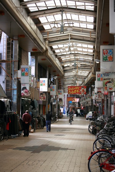 あしたのジョーで知られる、山谷である日本堤に青木産業はある。写真はいろは会商店街