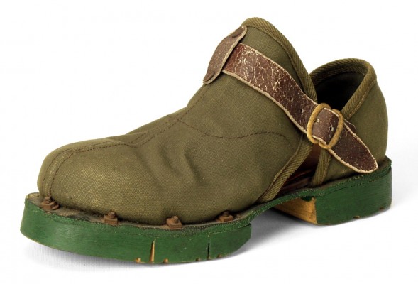これが日本初・安全靴の元祖。牛革中底に鉄芯を組み込み、板を張り付け、ボルトで固定したもの。世界に一足「片方」しか残っていない
