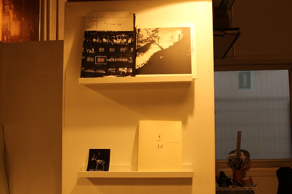メンバーの写真も、もちろん置いてあります。写真右上が、木村さんの写真集『谺（こだま）』