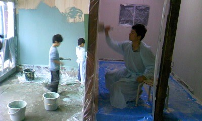 壁のペンキ塗りはのべ1カ月くらいかかった(写真/こすみ図書提供)。