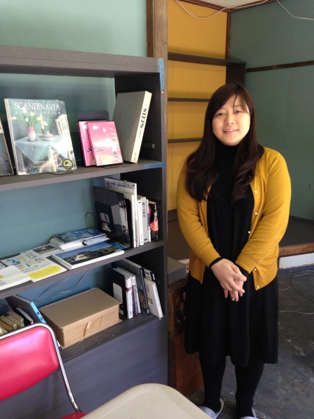 「こすみ図書」の昆野純子さん。「ギャラリーになったり食事会をしたり、いろいろなイベントをしています」。