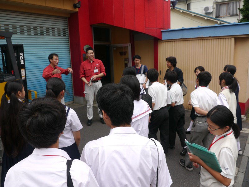 墨田区八広小学校の生徒たちによる町の物作り企業訪問写真