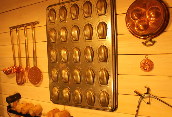 アトリエショップの壁には、調理器具も飾ってあります