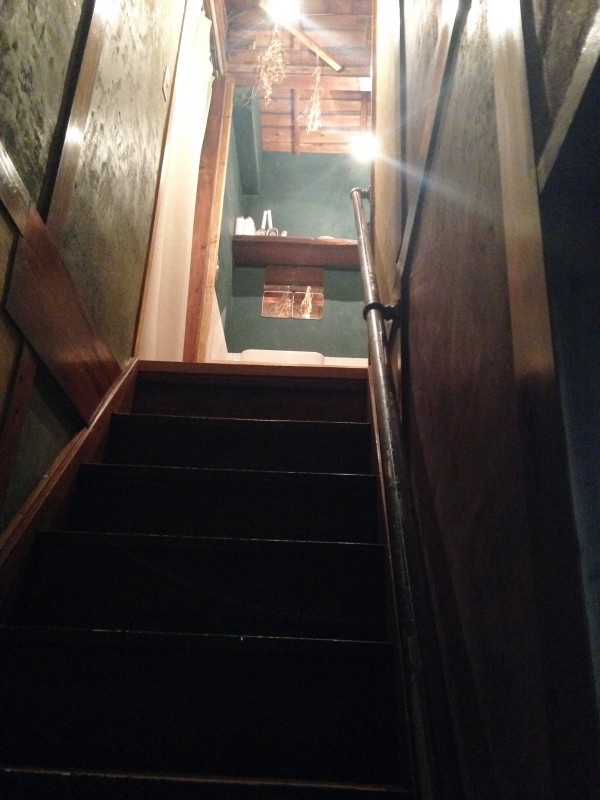 1階奥の階段を上がると宿泊スペースになっている。