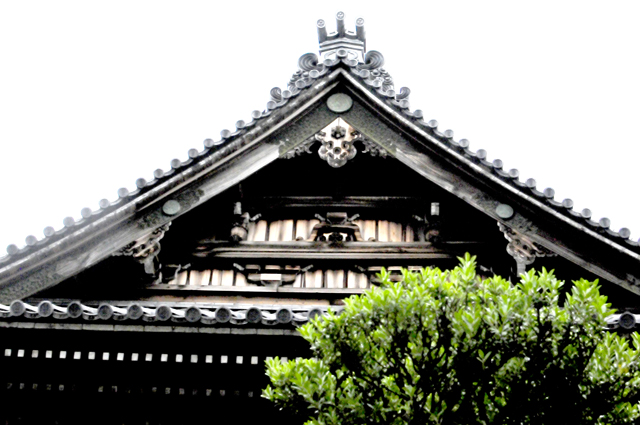 東京では珍しい鎌倉建築様式の本堂はすべてヒノキ造り
