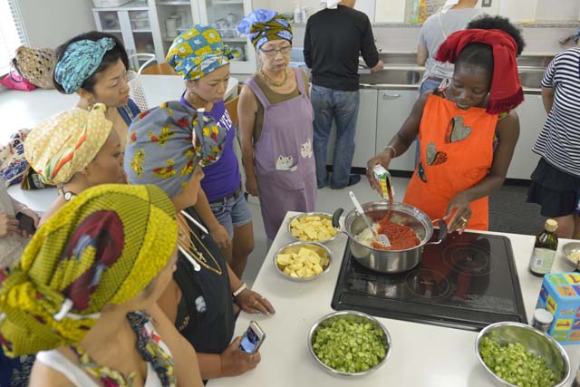 前回のアラカワ・アフリカから。アフリカ料理家のママさんによる料理ワークショップ（写真：Soichi Hayashi）