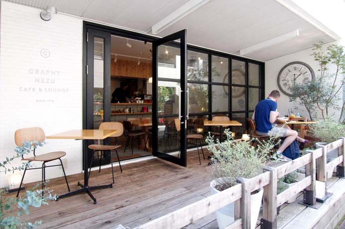 ＜カフェ＆バー＞ウッドデッキもあり、開放的な雰囲気なカフェ。一般のお客様も利用可能