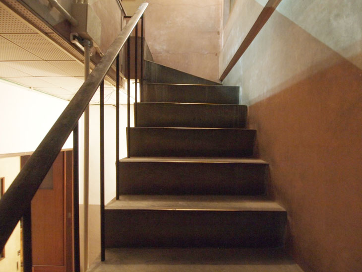 レトロな味わいの階段。ヴィンテージビルならではの雰囲気を楽しめる方にオススメです