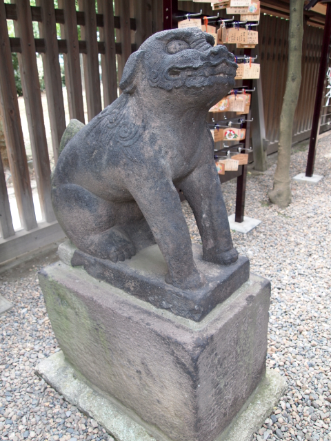 （写真：社殿両脇にある、墨田区で最も古い狛犬）