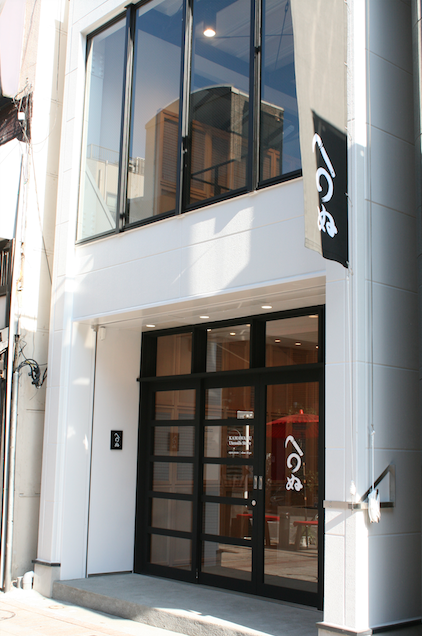 （写真：2013年12月にオープンした浅草店。1階がショップ、2階は展示や催事スペースになる予定）