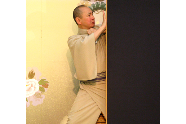 浅草見番での架空の料亭「悠游亭（ゆうゆうてい）」にて桜川七助さんの屏風芸。屏風の向こう側にあたかも誰かがいるかのようにふるまいます。