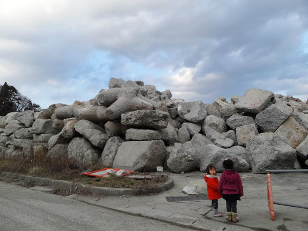 2014年3月11日にキッズ記者が撮影した写真が、続々と事務局に届いています。 「今日は、吉里吉里の海岸に行った時、たくさんの大きな石がありました。海の中にあったそうです。びっくりしました。 だんだん海の中は、きれいになってきてるのかなぁと思いました。」 （2014 3/11キッズフォトジャーナルアサイメント/写真・文：吉里吉里支局　小川留以　11歳）