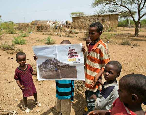 3/11キッズフォトジャーナル写真新聞は、各国で読まれています。エチオピアの子どもたちにも読まれているんですよ！（写真：Jiro Ose）