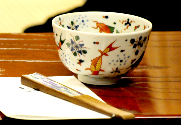 英朗さんの趣味のお茶（抹茶）はひとつひとつ違う季節感のある骨董品の茶碗でふるまわれます。なんて風流なこと。