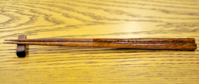 江戸木箸大黒屋の新作「吸い付き箸」は”箸が持ちにくい人に、持ちやすくしたい” という思いから生まれた（価格：2000円、木材：マラス、塗り：漆と特殊塗料、サイズ：大-23cm/小-21cm）