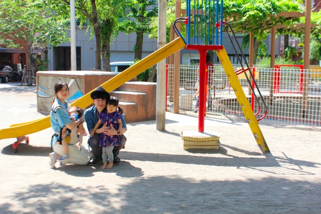 英朗さんは、奥様の玲さんと、3歳の長女・紗羅ちゃん、1歳の長男・英秀くんの4人暮らし。 今回はお子さん達のお気に入りの公園でお話を伺いました。