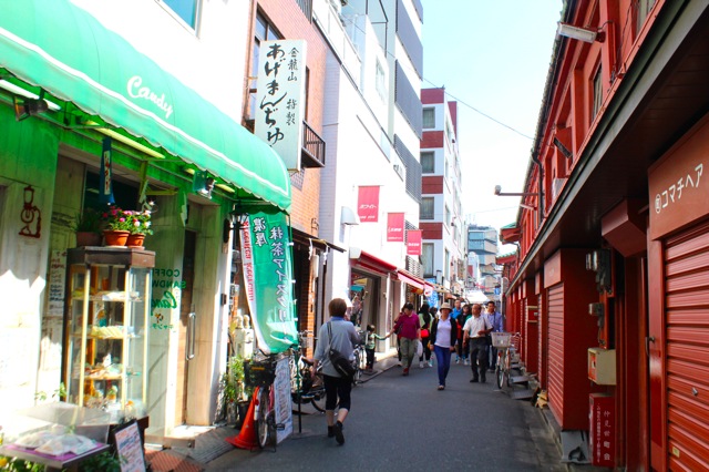 情緒ある街並が残る浅草寺周辺。歩いているだけでも楽しい！